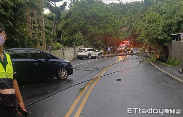 ▲藍色休旅車遭白色轎車逆向撞擊後，車頭180度迴轉。（圖／吳姓民眾提供）