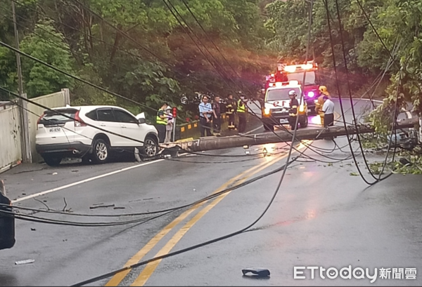 ▲白色自小客車於中寮鄉投22線發生逆撞車禍、撞斷路邊電線桿，一度造成4856戶停電。（圖／吳姓民眾提供，下同）
