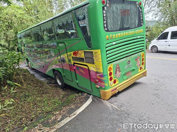 ▲▼33屏東客遊嘉義驚魂！遊覽車上山「過彎卡死」。（圖／記者翁伊森翻攝）