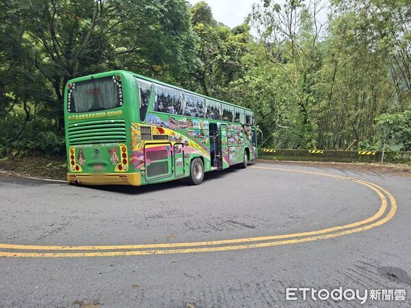 ▲▼33屏東客遊嘉義驚魂！遊覽車上山「過彎卡死」。（圖／記者翁伊森翻攝）