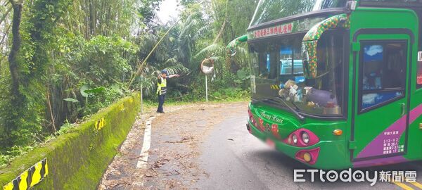 ▲▼33屏東客遊嘉義驚魂！遊覽車上山「過彎卡死」。（圖／記者翁伊森翻攝）