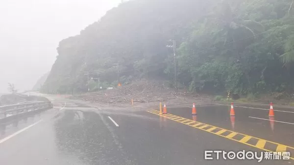 ▲▼台東縣大武鄉台9線405k+700(大溪路段)土石泥流湧入路面。（圖／公路局提供）