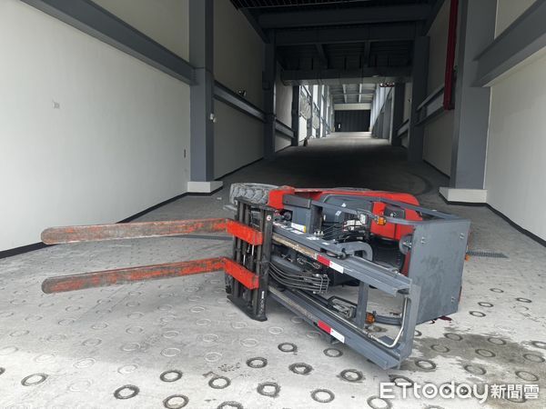 ▲▼路竹區環球路一處泵浦廠房內發生堆高機翻覆事故，駛頭部受傷，所幸意識清楚送醫治療。（圖／記者吳世龍翻攝）