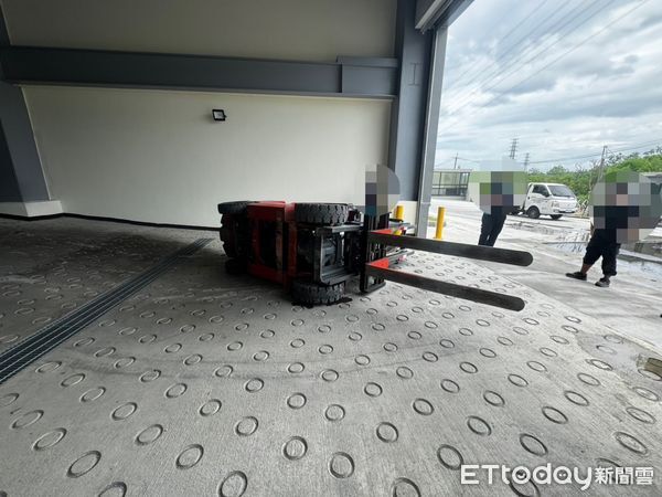▲▼路竹區環球路一處泵浦廠房內發生堆高機翻覆事故，駛頭部受傷，所幸意識清楚送醫治療。（圖／記者吳世龍翻攝）