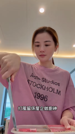 ▲▼阿Sa防颱家中吃炸雞！身後「米字膠帶貼大窗。（圖／翻攝自IG）