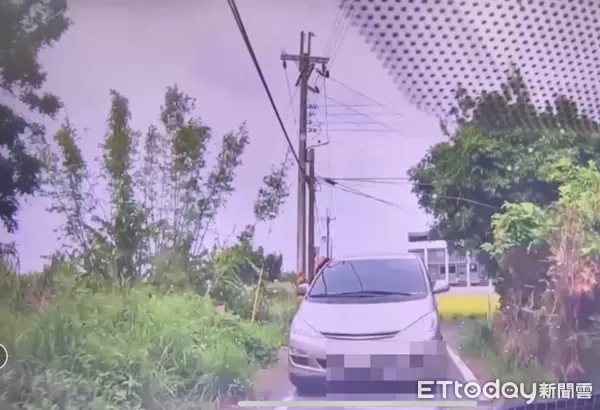 ▲徐男竊得車輛後在狹小巷道與警車正面相逢。（圖／楊梅警分局提供）