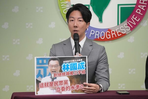 ▲▼民進黨發言人吳崢、韓瑩今（21日）上午召開「民眾黨就這水準？嚴厲譴責髒話暴力惡行！」記者會。（圖／民進黨提供）