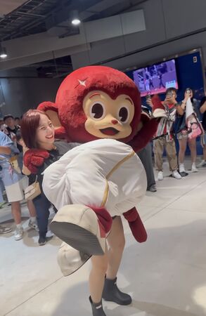 ▲河智媛抬樂天吉祥物猿氣小子。（圖／樂天桃猿提供）
