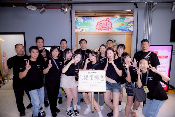 ▲三本柱與「好厝邊」工作人員合影留念。（圖／樂天桃猿提供）