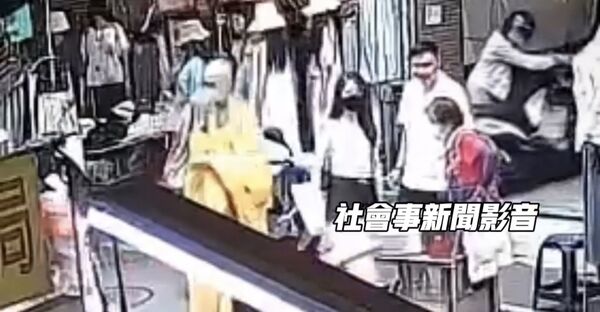 ▲▼高雄和尚「假化緣真行竊」！3秒摸走一支手機　老練手法曝光。（圖／翻攝社會事新聞影音）
