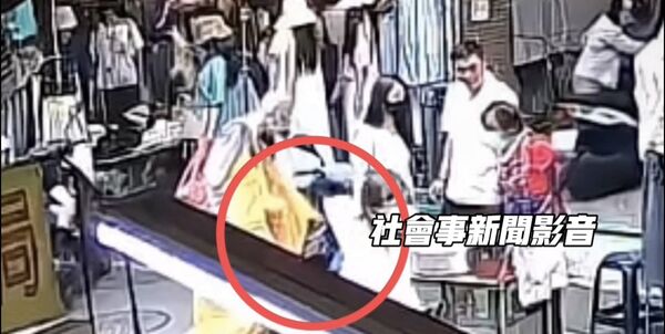 ▲▼高雄和尚「假化緣真行竊」！3秒摸走一支手機　老練手法曝光。（圖／翻攝社會事新聞影音）