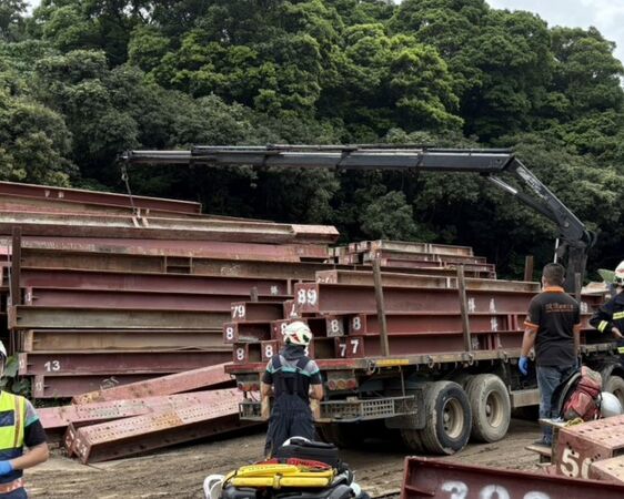 ▲彰化吊車司機遭鋼樑重壓死亡。（圖／民眾提供）