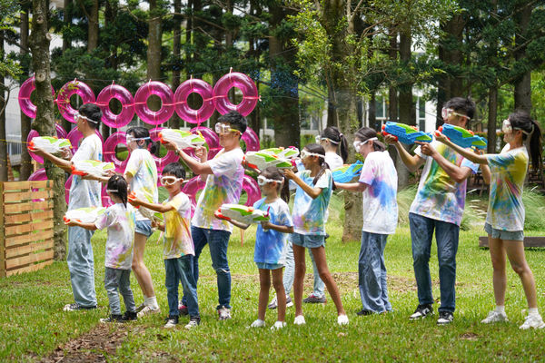 ▲彩耀日 COLOR BOOM!!。（圖／雄獅提供）