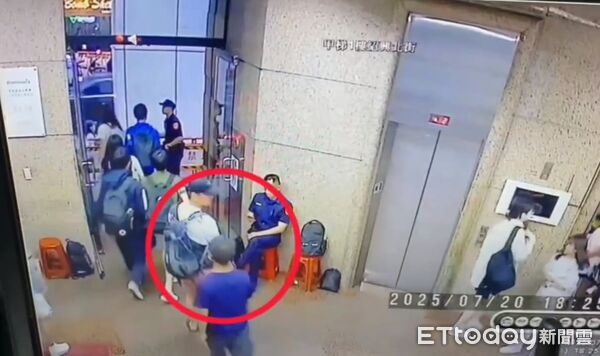 ▲中正一警方鎖定蛋洗民進黨中央黨部的李男。（圖／記者張君豪翻攝）