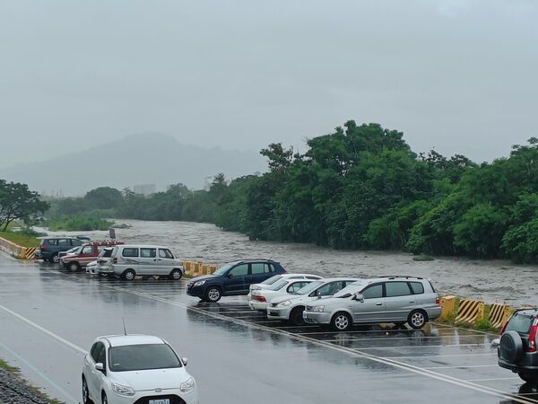 ▲豪雨猛灌台東「堤防快滿了」。（圖／翻攝自臉書／台東臉書災害通報）