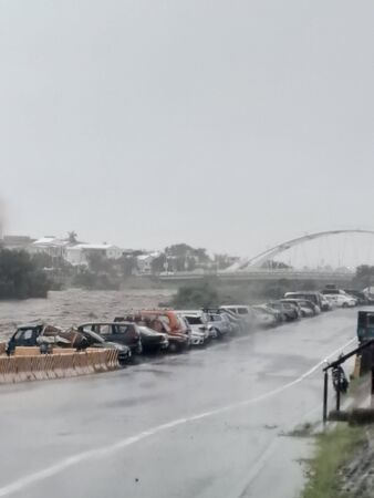▲豪雨猛灌台東「堤防快滿了」。（圖／翻攝自臉書／台東臉書災害通報）