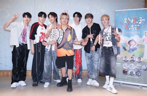 ▲▼ 羅文裕和Ozone合影。（圖／台北市客家文化基金會提供）