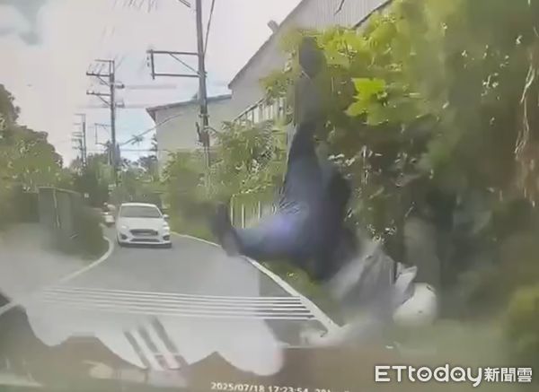 ▲劉姓男子行經彎道未靠右行駛迎面撞上汽車。（圖／楊梅警分局提供）