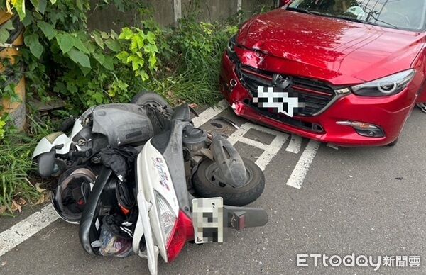 ▲▼劉男當場噴飛空翻後重摔路面，機車與汽車受損。（圖／楊梅警分局提供）