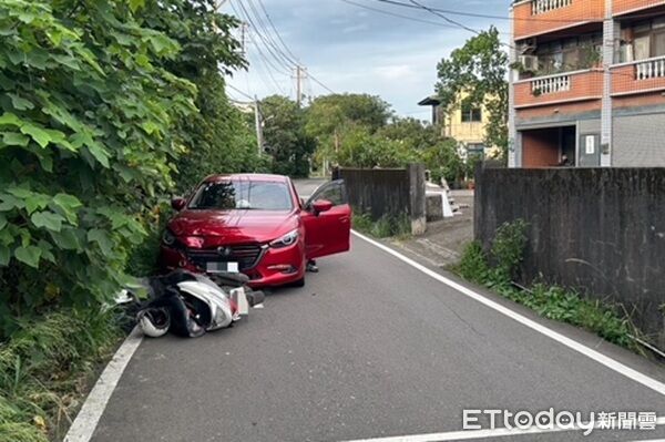 ▲▼劉男當場噴飛空翻後重摔路面，機車與汽車受損。（圖／楊梅警分局提供）
