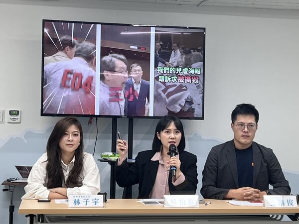 ▲吳怡萱點名沈發惠批黃國昌三字經，反問民進黨要不要開除黨籍。（圖／民眾黨提供）