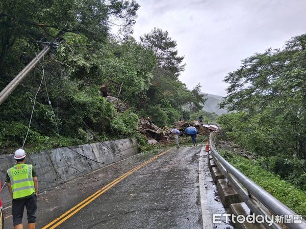 ▲海端鄉台20線下馬路段邊坡坍方巨石阻路。（圖／記者楊晨東翻攝）