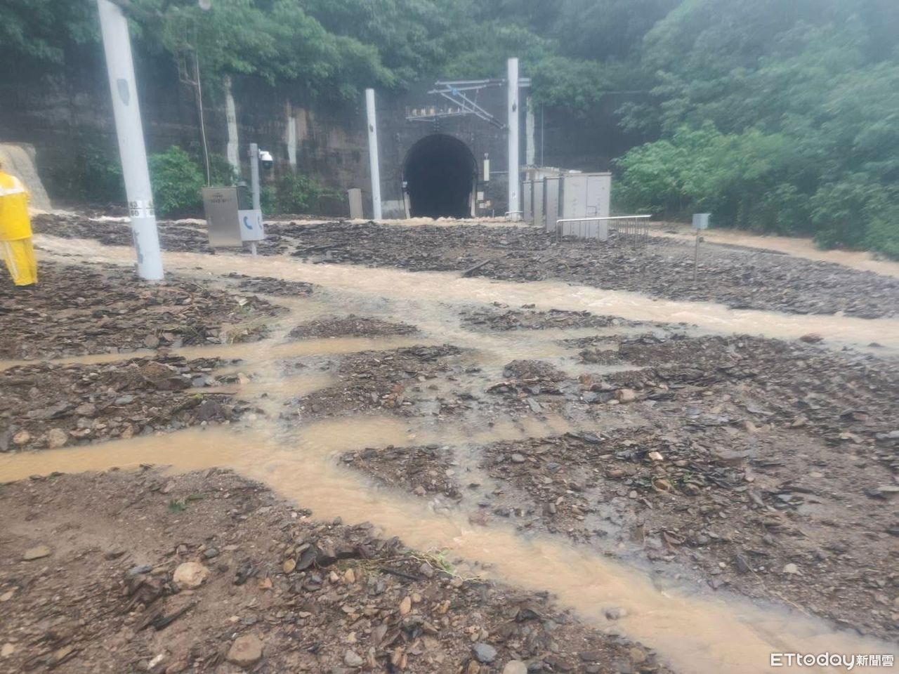雨用倒的…南迴鐵路多段無法通行　「土石淹鐵軌」慘況曝光