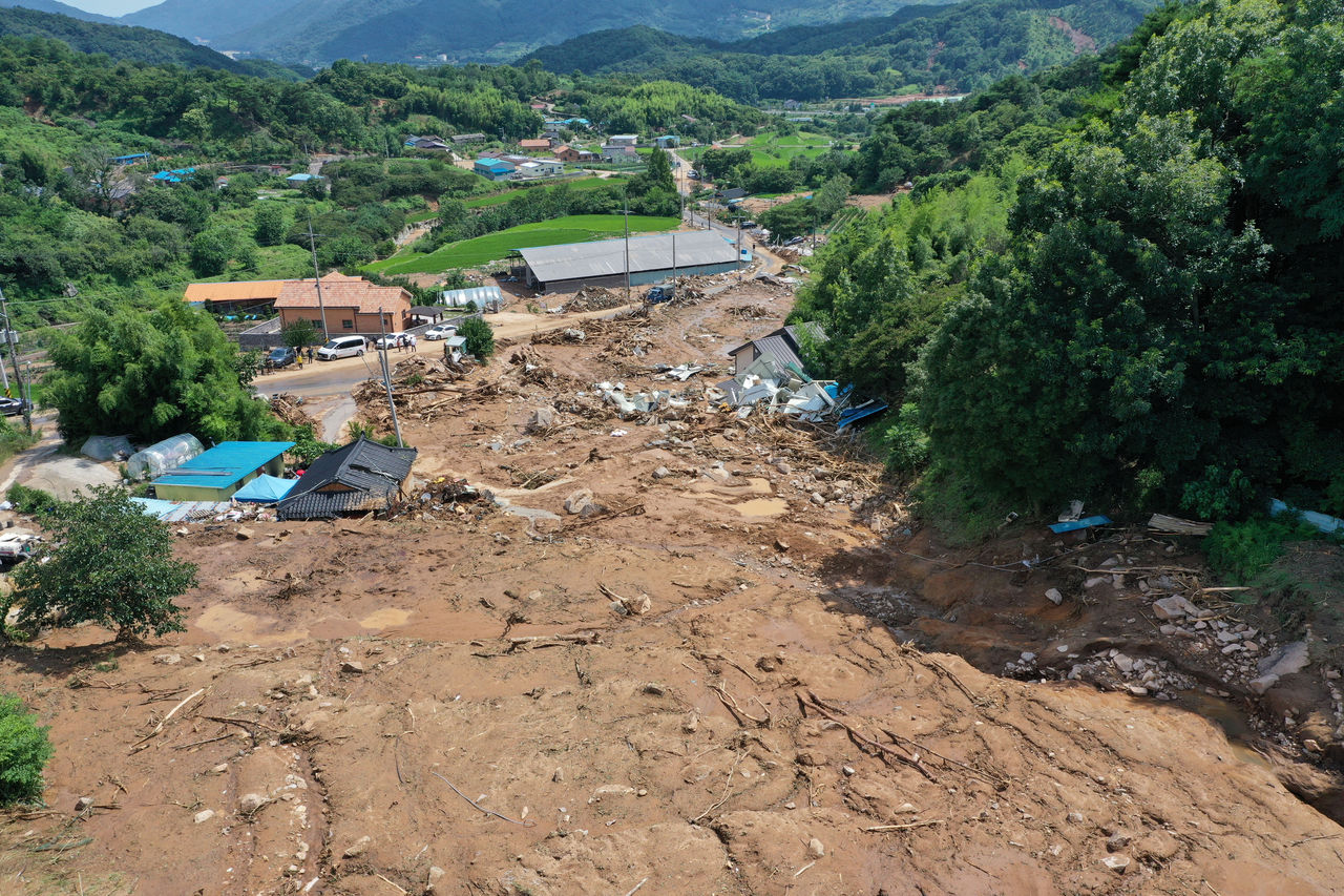 南韓極限暴雨第5天！洪患「18死、9失蹤」　父親帶全家露營慘罹難