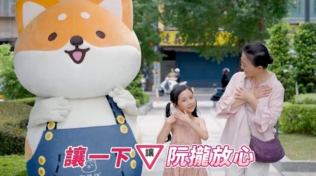 ▲▼人氣IP角色「柴語錄」與超萌KOL「紅豆妹」合作拍攝新北交通安全宣導影片。（圖／新北市新聞局提供）