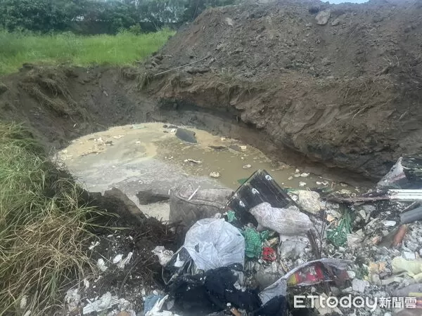 ▲苗栗造橋鄉自然運動公園遭不肖份子挖掘傾倒廢棄物，警方攔截圍捕逮4嫌，法官裁定收押2嫌。（圖／記者楊永盛翻攝）