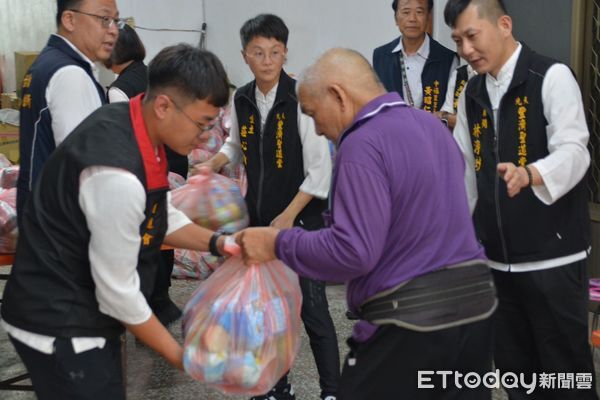 ▲慈善基金會結合宗教團體致贈物資。（圖／記者楊晨東翻攝）