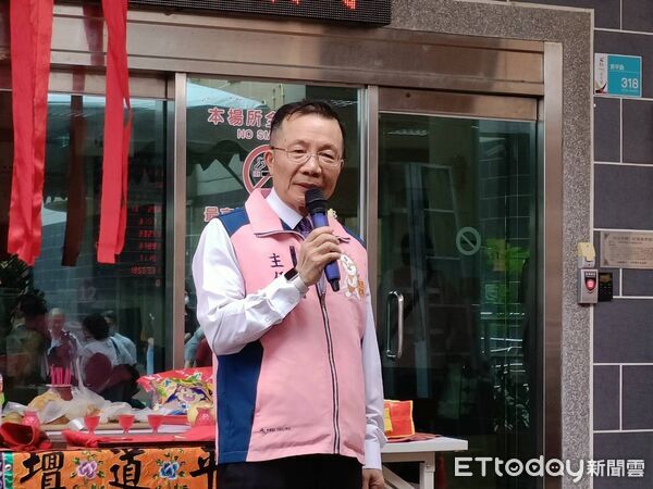 ▲全國首座設於戶政機關的劍獅21日於台南安平戶政事務所揭牌，由安平天后宮主委盧友禮與民政局長姜淋煌共同點睛。（記者林東良翻攝，下同）