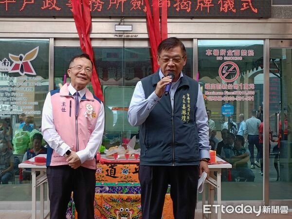 ▲全國首座設於戶政機關的劍獅21日於台南安平戶政事務所揭牌，由安平天后宮主委盧友禮與民政局長姜淋煌共同點睛。（記者林東良翻攝，下同）