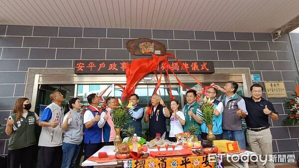 ▲全國首座設於戶政機關的劍獅21日於台南安平戶政事務所揭牌，由安平天后宮主委盧友禮與民政局長姜淋煌共同點睛。（記者林東良翻攝，下同）