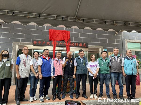 ▲全國首座設於戶政機關的劍獅21日於台南安平戶政事務所揭牌，由安平天后宮主委盧友禮與民政局長姜淋煌共同點睛。（記者林東良翻攝，下同）