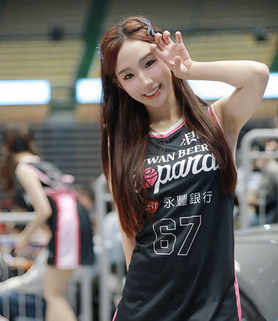 ▲▼啦啦隊女神Nia因為外型神似劉亦菲而走紅。（圖／想想時間有限公司提供）