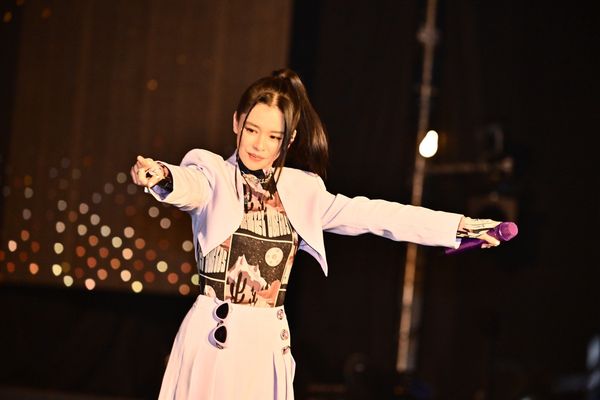 ▲徐若瑄人甜美，唱跳俱佳，粉絲將舞台前團團圍住。（圖／萬泰提供）