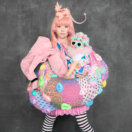 ▲▼ 卡莉怪妞宣傳照抱娃現身。（圖／ASOBI SYSTEM提供）