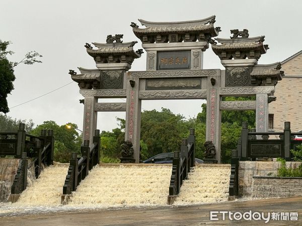 ▲金門災情嚴重，淹水還夾雜大量泥沙，居民懷疑是因工程沒有做好水土防護。（圖／記者林名揚翻攝）