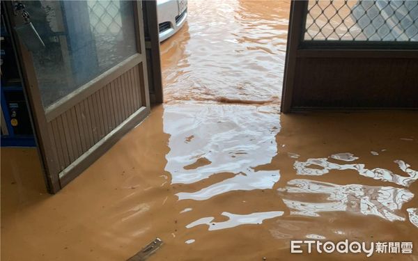 ▲金門災情嚴重，淹水還夾雜大量泥沙，居民懷疑是因工程沒有做好水土防護。（圖／記者林名揚翻攝）