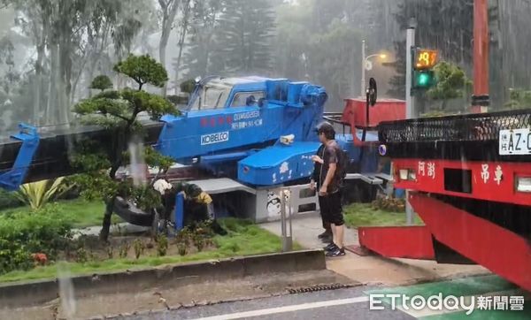 ▲金門災情嚴重，淹水還夾雜大量泥沙，居民懷疑是因工程沒有做好水土防護。（圖／記者林名揚翻攝）
