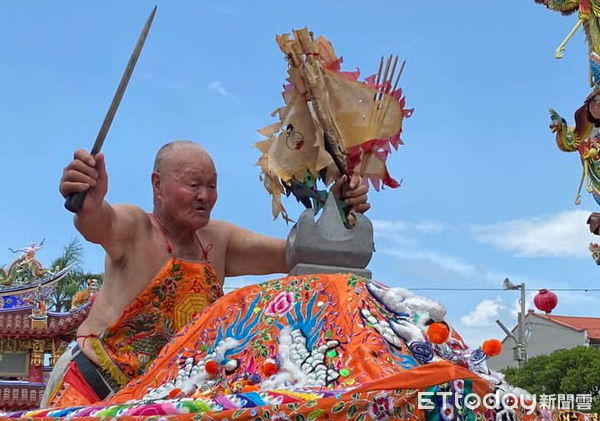 ▲台南三寮灣三安宮乩士林常逢高齡81歲，宣佈從神職退休，結束長達46年的扶鸞生涯。（記者林東良翻攝，下同）