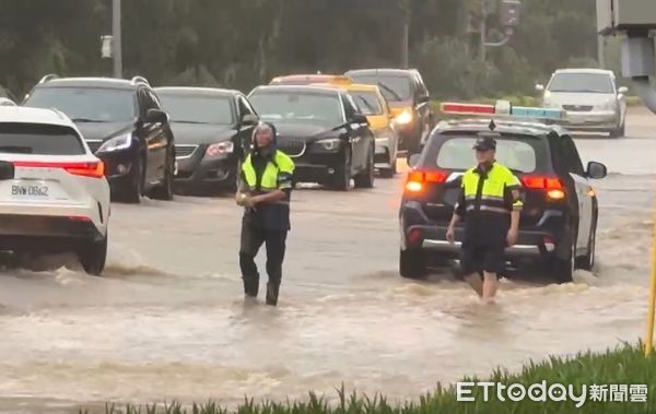 ▲金門淹水造成交通堵塞，警察徒步涉水指揮交通。（圖／記者林名揚翻攝）