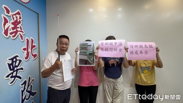 ▲台南市議員蔡育輝宣佈即日起，開放新營服務處協助災民申辦丹娜絲颱風補助，提供免費帆布與太空包。（記者林東良翻攝）