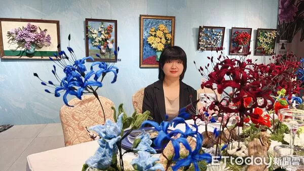 ▲簡愛樺《印象．花語》創作展於中友百貨展出，以毛根纖維打造療癒花景，吸引眾多民眾駐足欣賞。（圖／記者游瓊華翻攝）