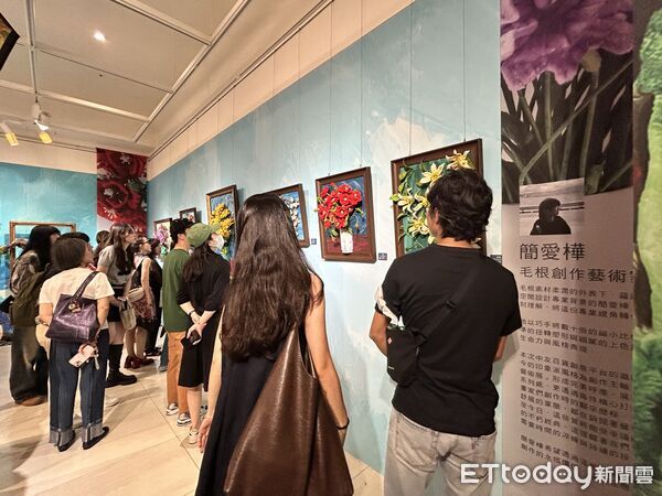 ▲簡愛樺《印象．花語》創作展於中友百貨展出，以毛根纖維打造療癒花景，吸引眾多民眾駐足欣賞。（圖／記者游瓊華翻攝）