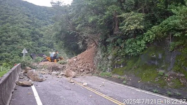 ▲▼蘇花公路台9線117.2公里處，今天下午4點50分坍方後阻斷交通。（圖／公路總局提供，下同）