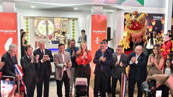 ▲駐巴拉圭大使韓志正(左2)偕巴國參議員Luis Pettengill(左4)、衛福部長Maria Teresa Bar&aacute;n(前排中)及主辦單位主席Daniel Prieto(右4)共同參加台灣館開幕。(圖／貿協提供)