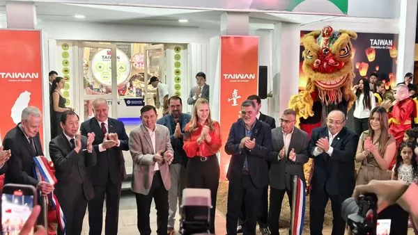 ▲駐巴拉圭大使韓志正(左2)偕巴國參議員Luis Pettengill(左4)、衛福部長Maria Teresa Barán(前排中)及主辦單位主席Daniel Prieto(右4)共同參加台灣館開幕。(圖／貿協提供)