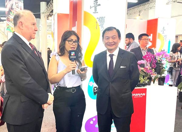 ▲駐巴拉圭大使韓志正(右1)與巴拉圭駐台灣大使Dar&iacute;o Fil&aacute;rtiga (左1)共同接受當地媒體america paraguay訪問。（圖／貿協提供）